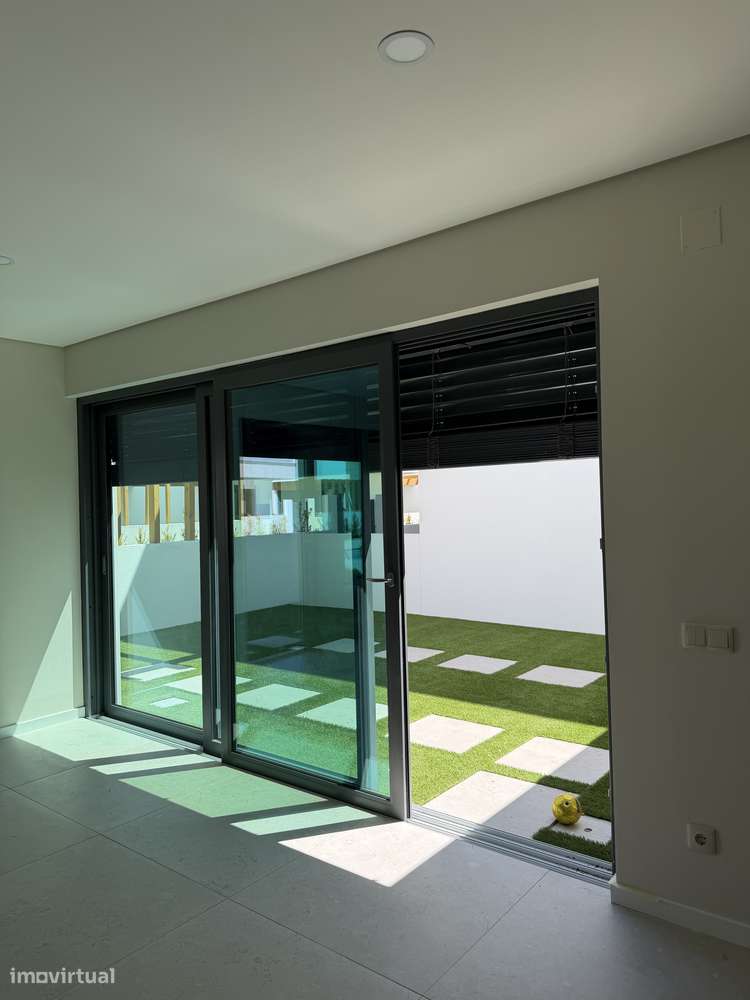 Moradia T4 com piscina, terraço e garagem em Ferreiras-27