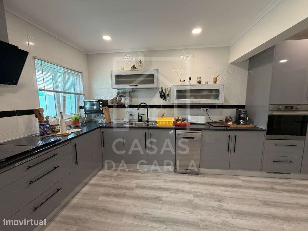 Moradia T2 com garagem e piscina completamente renovada em Canhestros-12