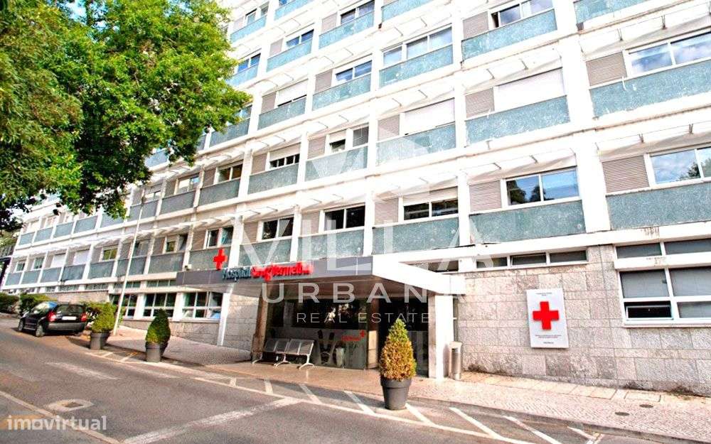 OPORTUNIDADE em São Domingos de Benfica – T1+2 com Excelente Potenc-13