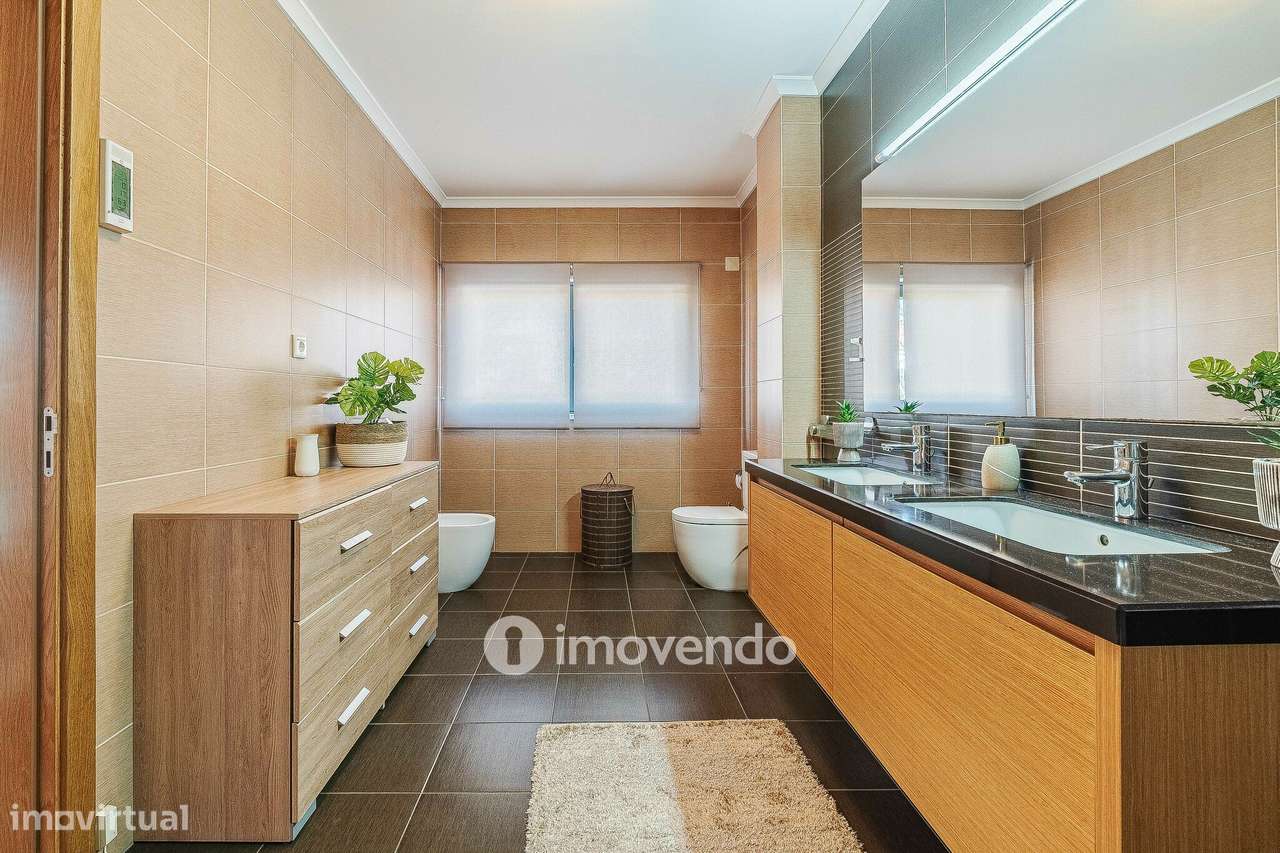 Apartamento T4 Duplex, com estacionamento e arrecadação, no Barreiro-27