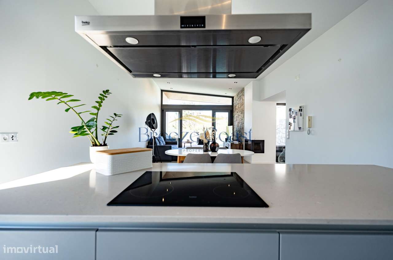 Moradia T4 Contemporânea com Piscina e Vista Desafogada-24