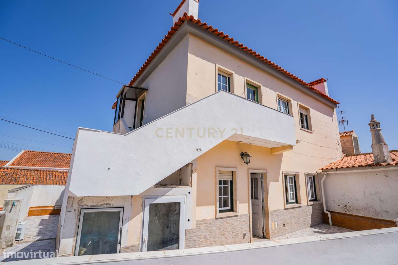 Propriedade composta por prédio, moradia e terreno em Salir do Porto-42