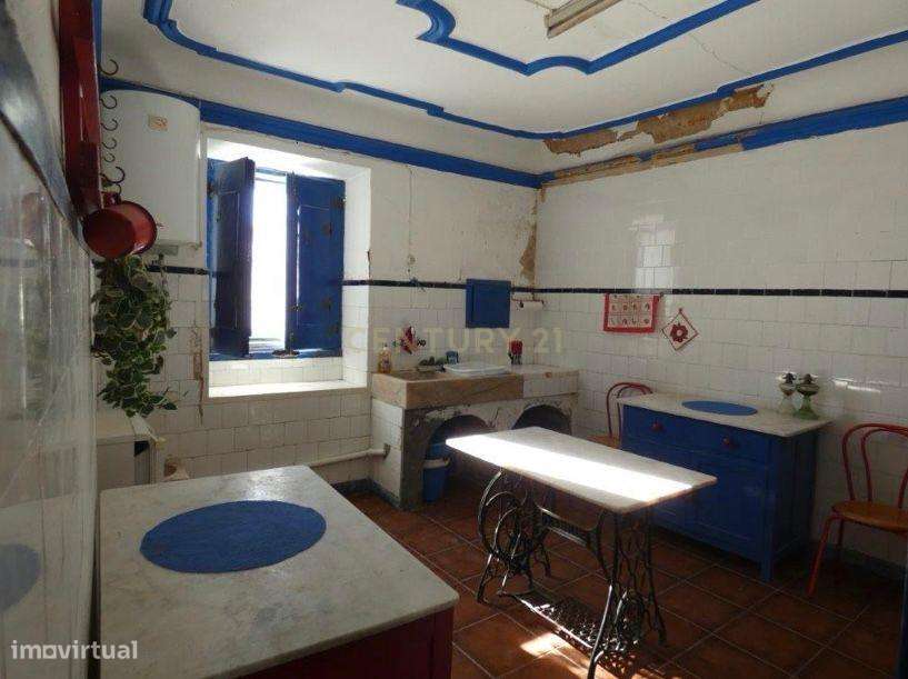 MONTEMOR-O-NOVO - Moradia que carece de obras.-12