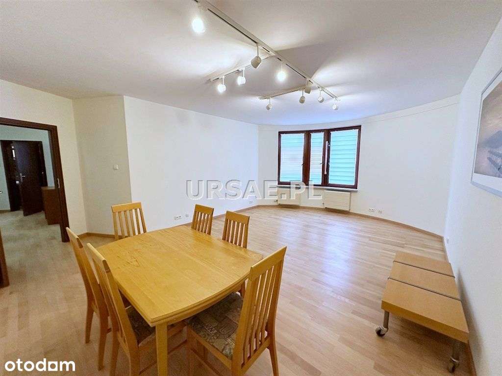 Przy Metrze Rondo Daszyńskiego i biurowcu Sire-6