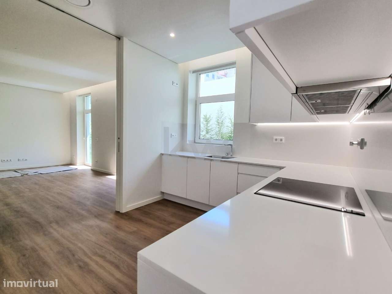 Apartamento T2, terraço de 53m2 novo, na praça do Chile com garagem - Grande imagem: 3/10