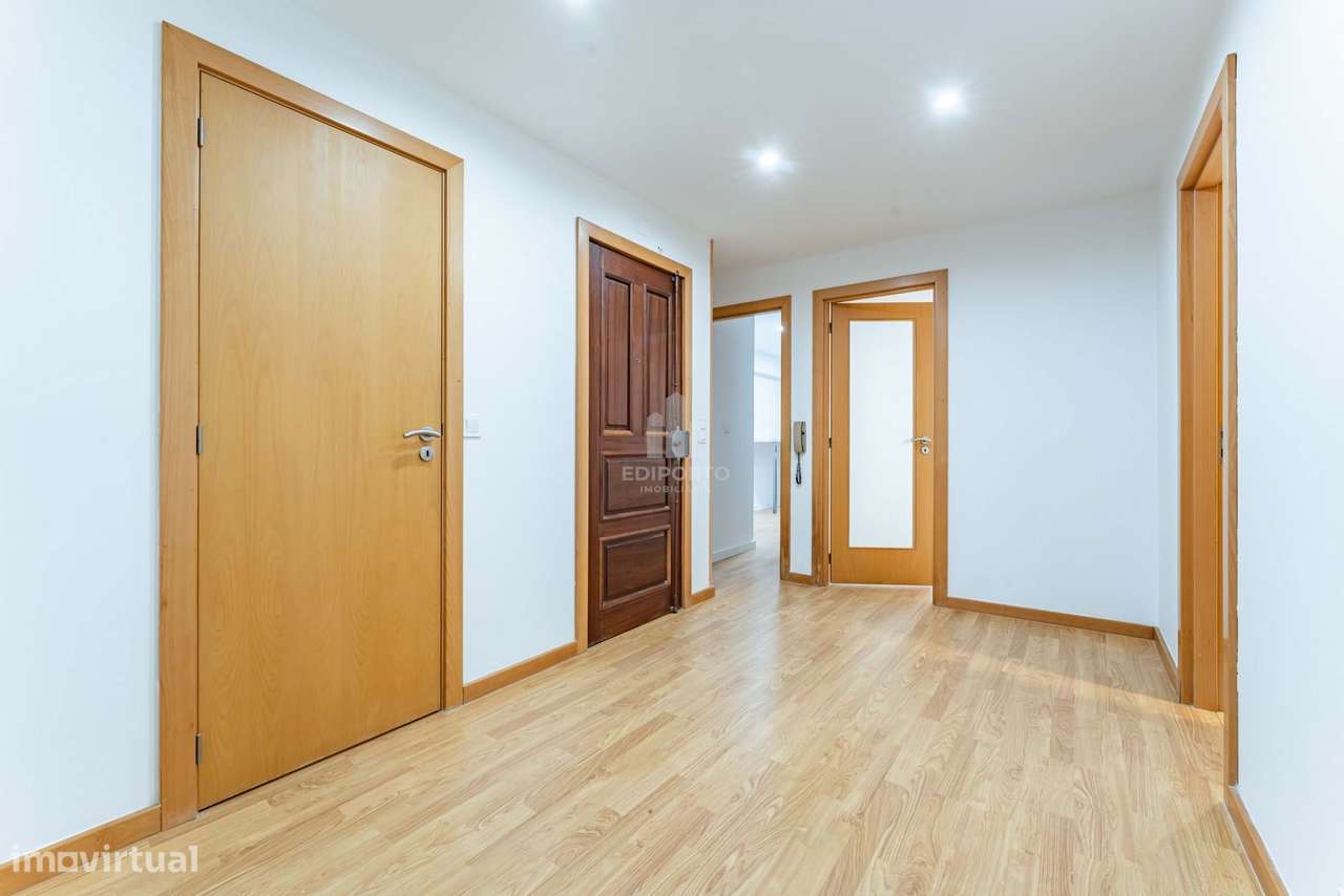 T3 Renovado | 2 Frentes | Varanda | Garagem e Arrumos – Porto junto à-0