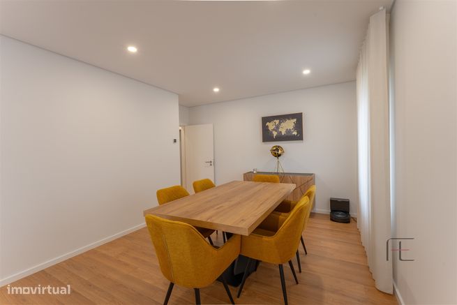 Apartamento T3 como novo, 2 lugares de garagem e 2 arrecadações, Esmor-4