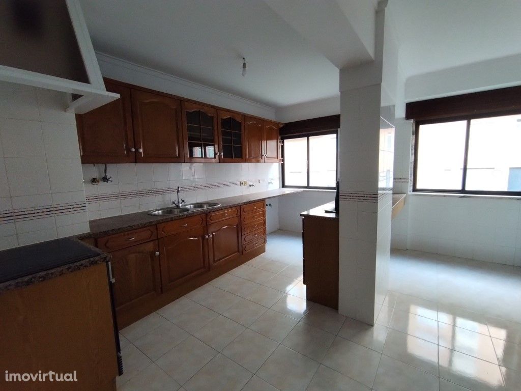 Apartamento Rinchoa (Fitares) T2 com arrecadação e elevador