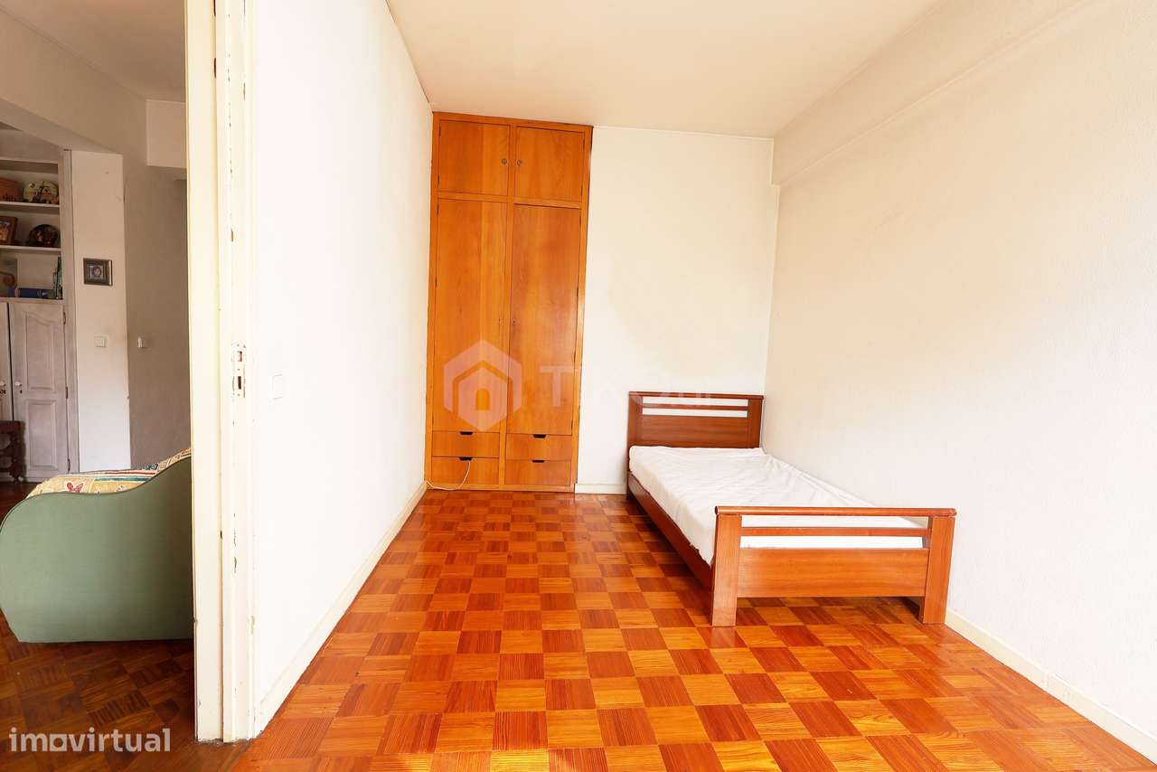 T4 COM 3 FRENTES SOLARES E ÁREAS ACIMA DA MÉDIA | METRO DE CHELAS-11