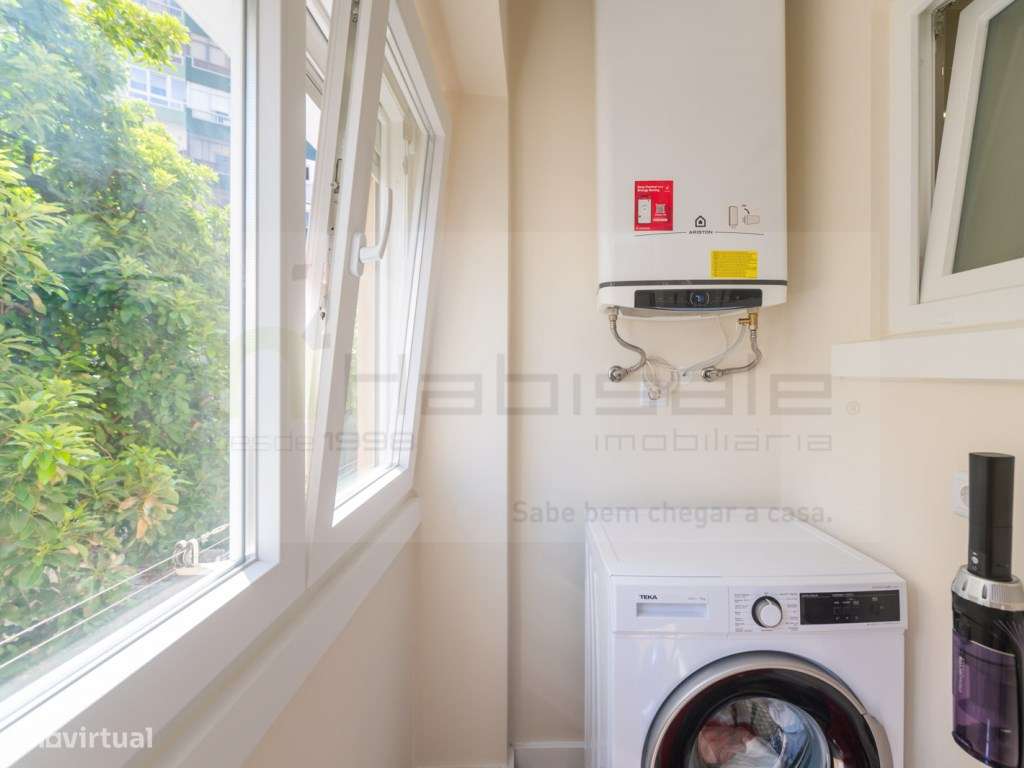 Apartamento T2 totalmente remodelado junto à estação.-6