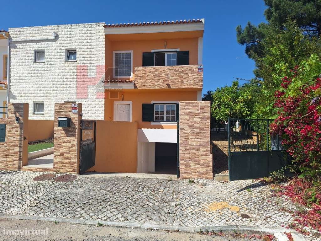 Moradia T4 com piscina inserida num terreno de 670m2 - Setúbal (OFE...-1