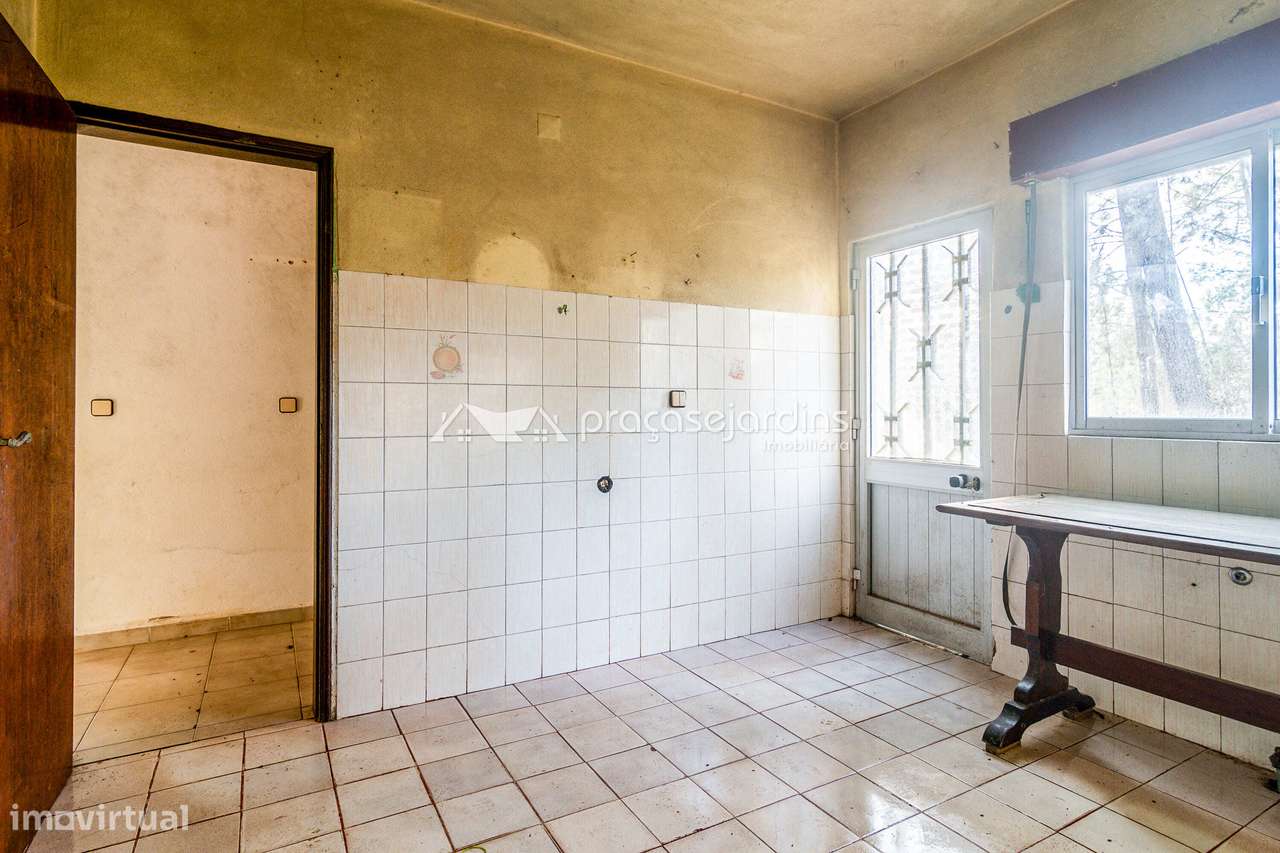 Moradia isolada térrea com anexos e terreno-17