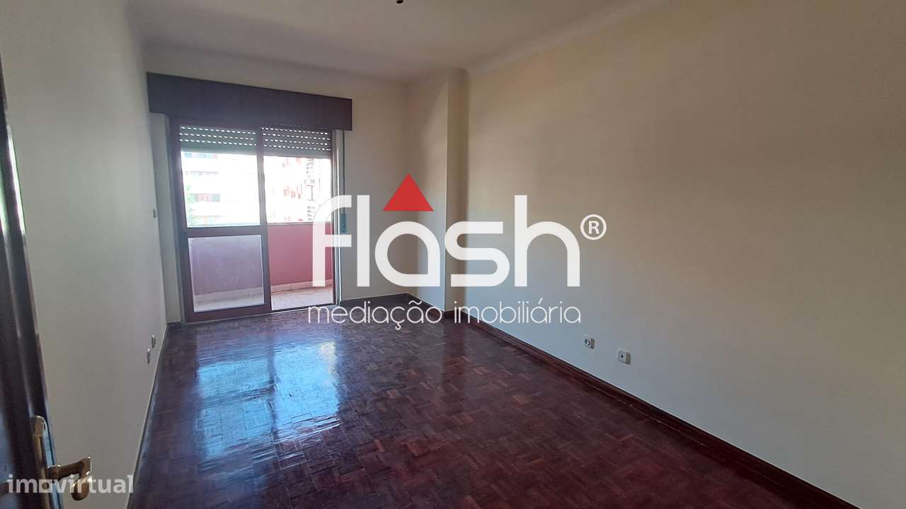 Apartamento T2 c/ parqueamento em Mem Martins-14