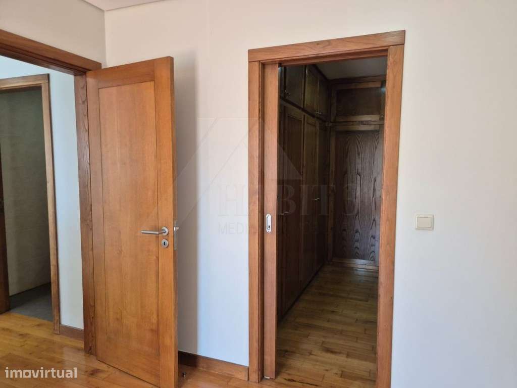 Moradia T4 com Suite, Jardim e Garagem - Centro de Ponte de Lima-14