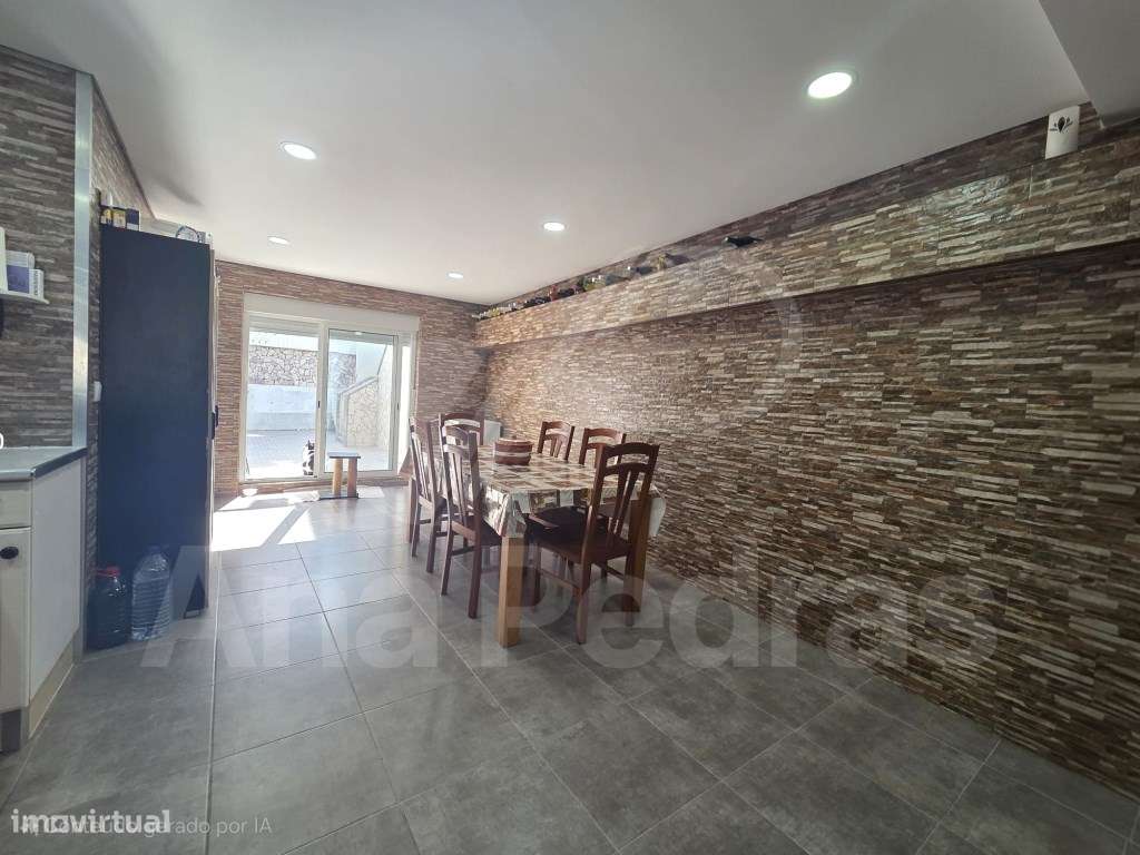 Moradia Bi-Familiar Totalmente Remodelada com Logradouro e Elevado ...-33