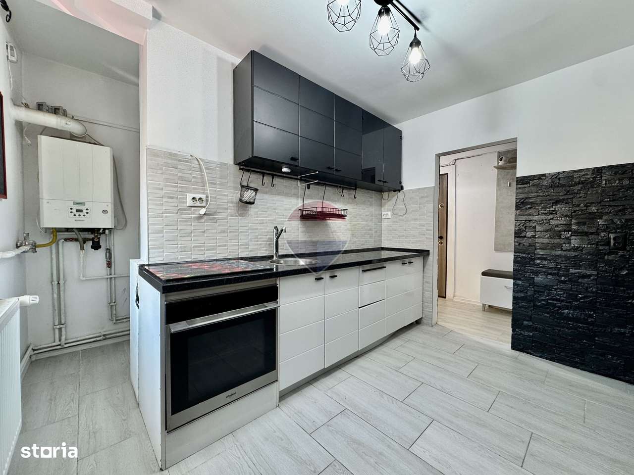 Apartament cu 3 camere, decomandat, in Centrul Nord – Râșnov-1