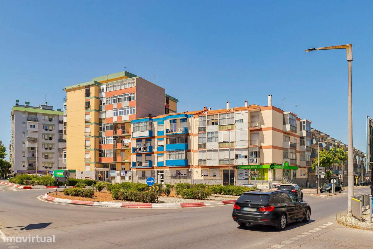 Apartamento T2/3  remodelado com excelente luminosidade e varanda fech-23