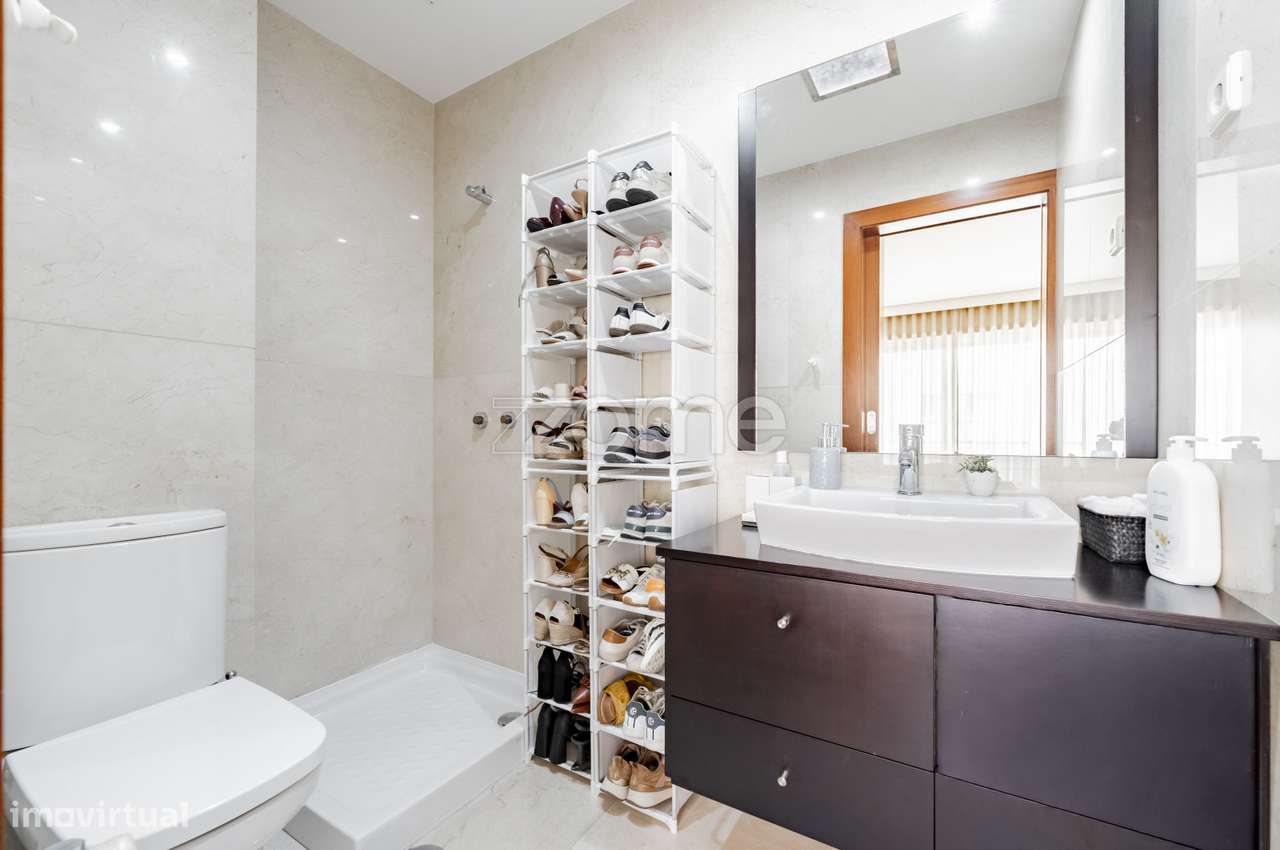 Moradia T5 com Piscina, 4 Suites e Garagem para 4 Carros em Esposende-46