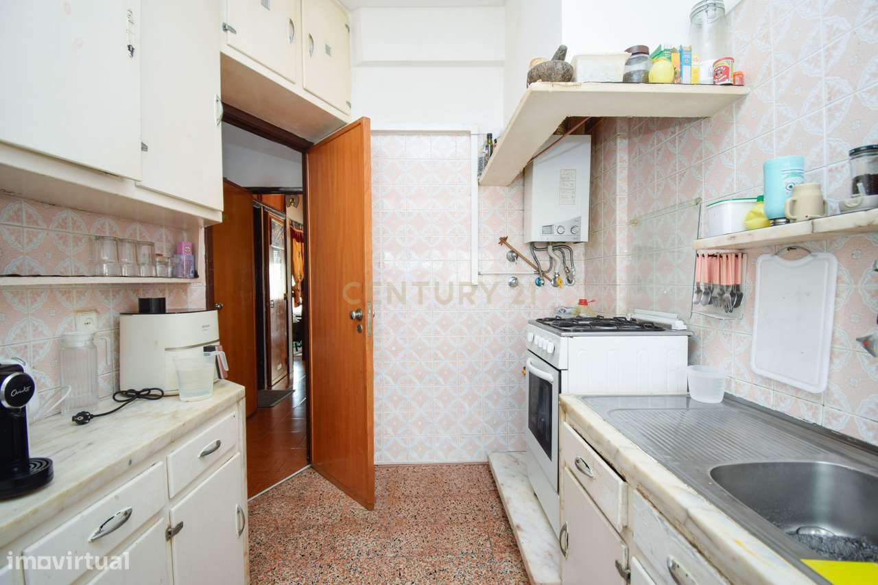 Apartamento T2 em zona central, inserido em prédio com 2 elevadores e-10