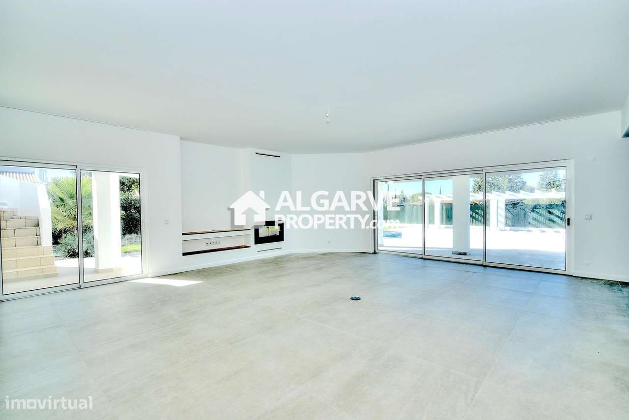 Charmosa moradia V4+1 térrea completamente remodelada perto do Old Cou - Grande imagem: 2/45