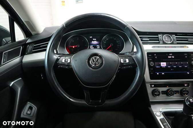 Volkswagen Passat 2.0 TDI SCR Comfortline - 9