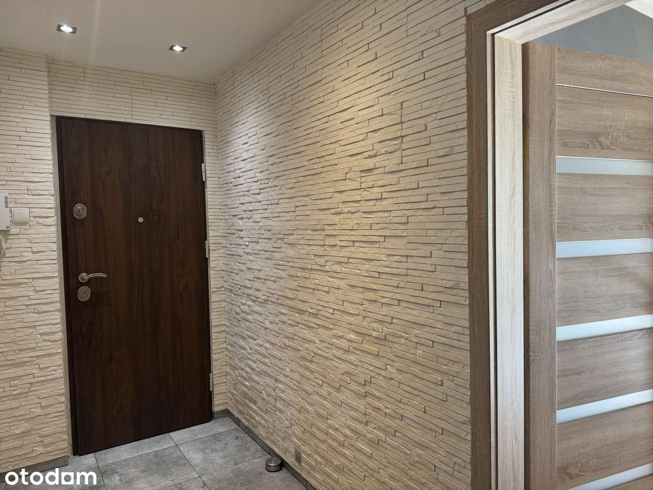 Mieszkanie na pierwszym piętrze w niskim budynku-0