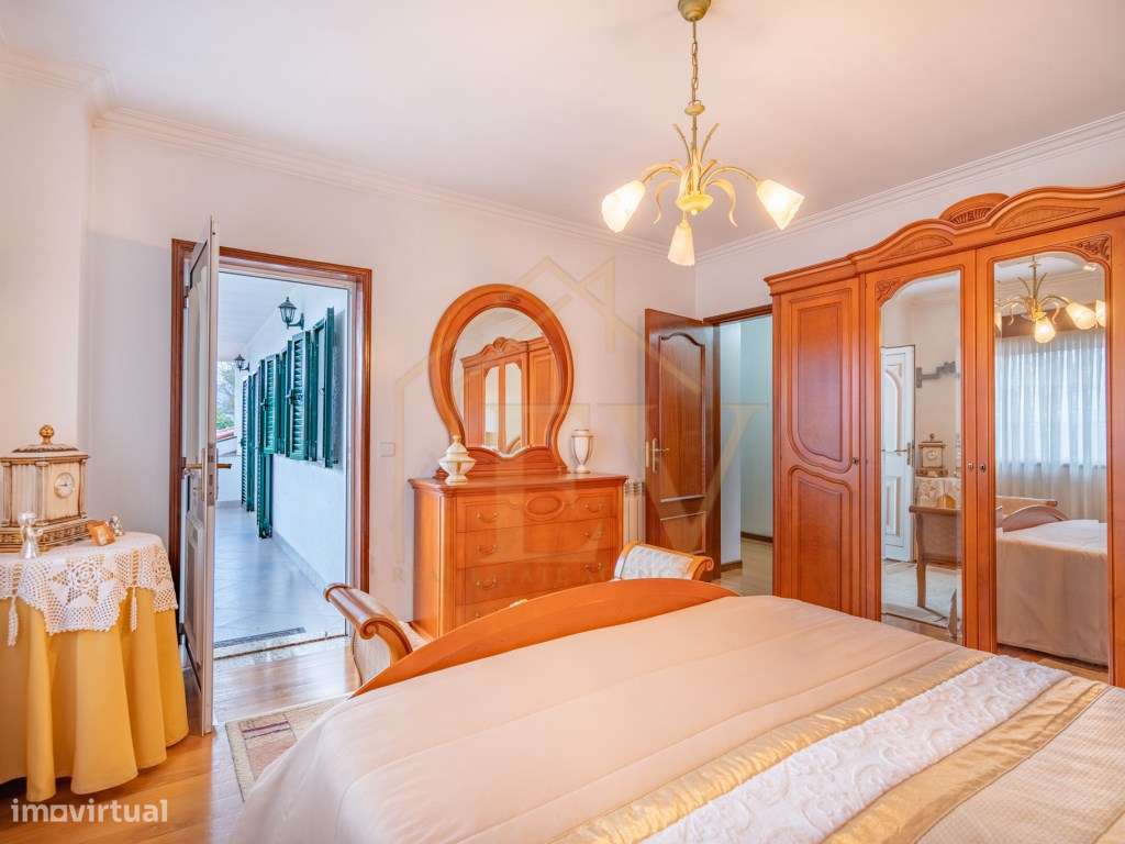 Moradia T4 em Aldão-38