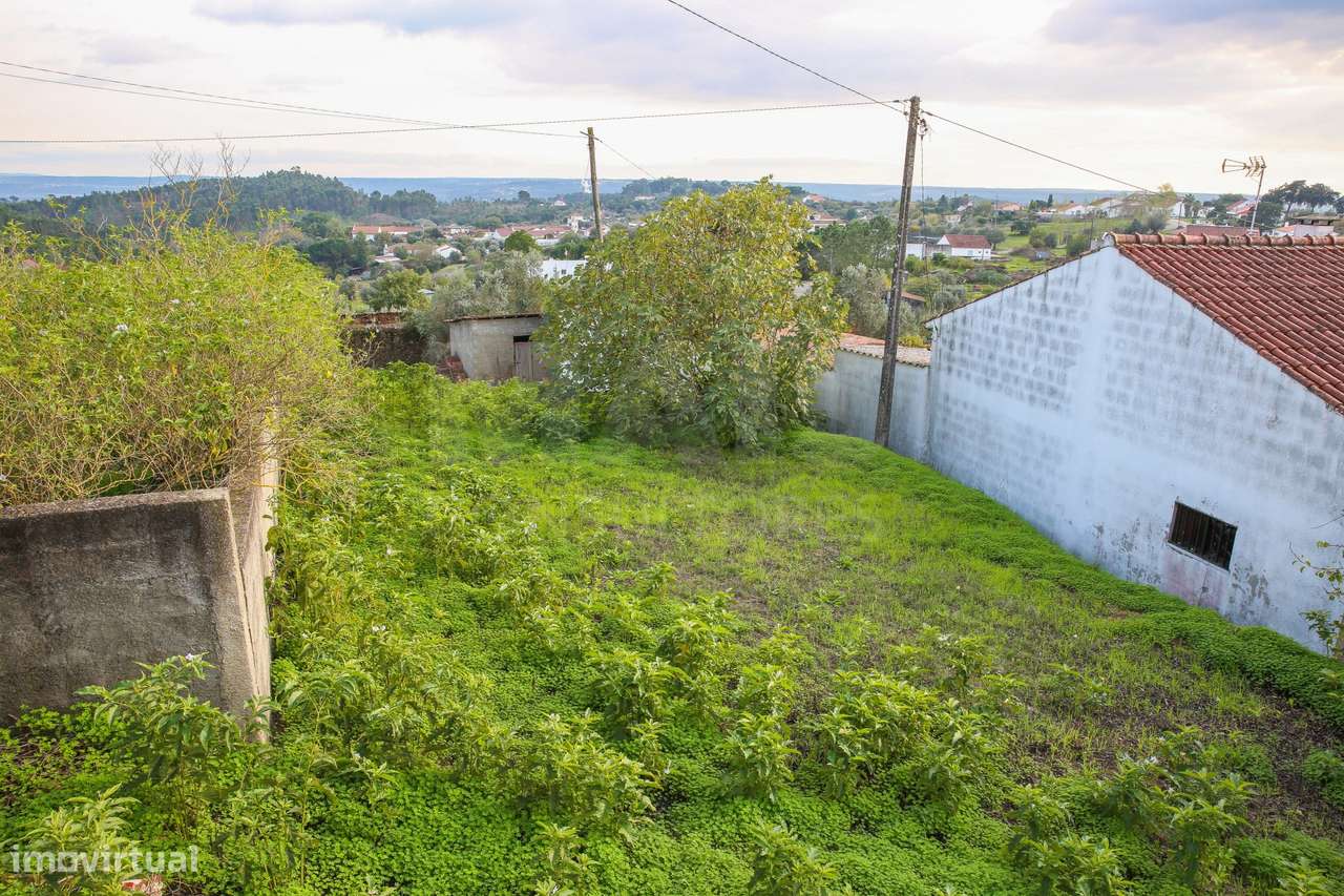 Oportunidade Única: Moradia Centenária inserida em lote 2560m2 - Grande imagem: 4/31