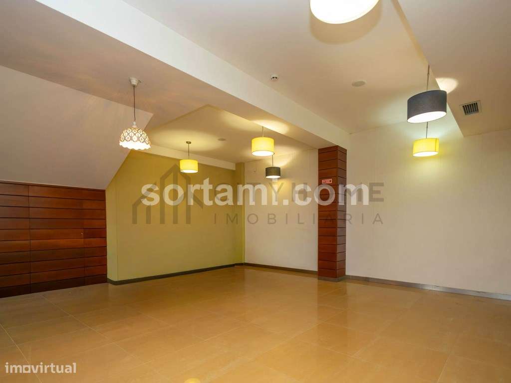 Espaço Comercial de 425m² no Coração de Faro-12