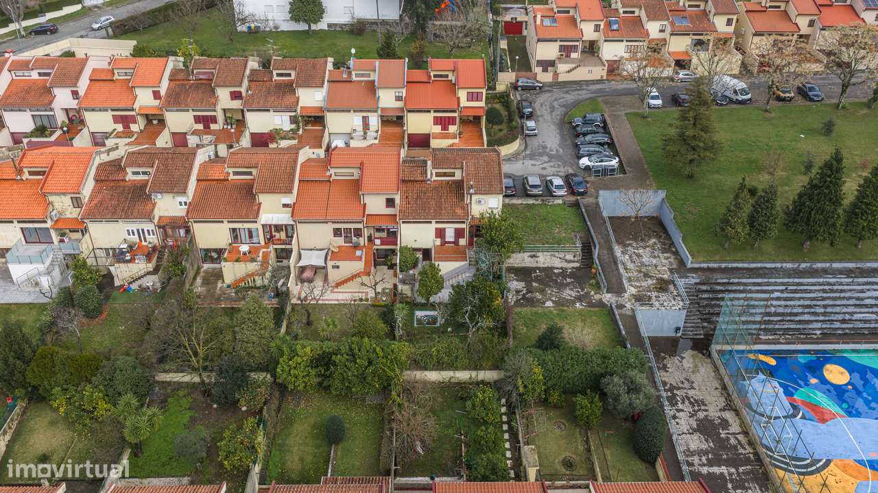 Moradia T4 de gaveto em Nogueira-37