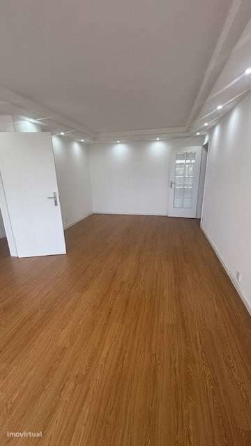 T2 Totalmente Remodelado em Ramalde | Garagem + Arrumos-15