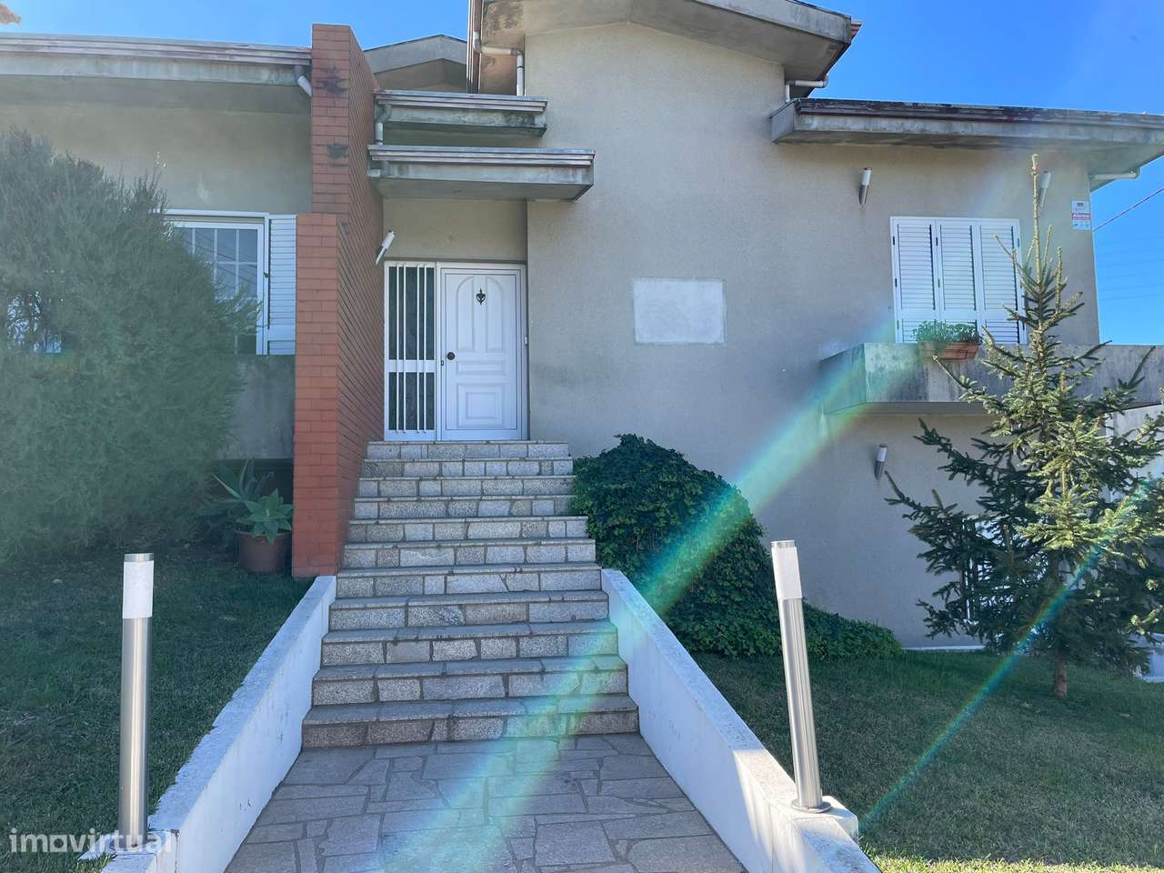 Moradia de 4 frentes com painéis solares, T4, piscina, cave e jardim-26