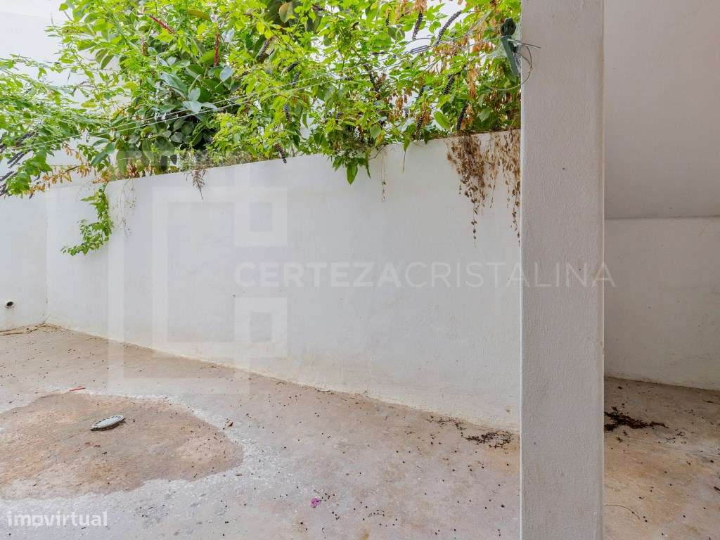 Apartamento T2 com logradouro no coração de Almada-19