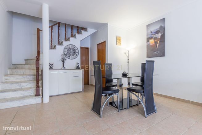 Moradia Geminada T3+1 com Jardim e Garagem-6