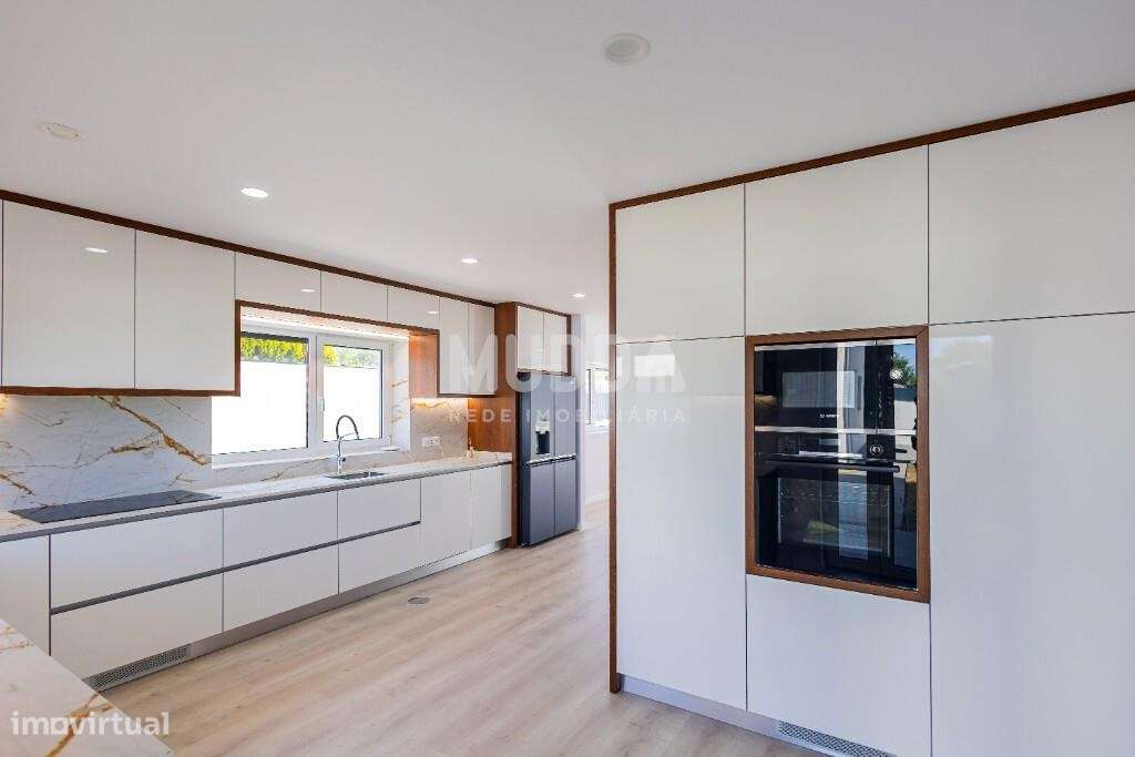 Moradia T4 com Design Contemporâneo e Acabamentos Premium-6
