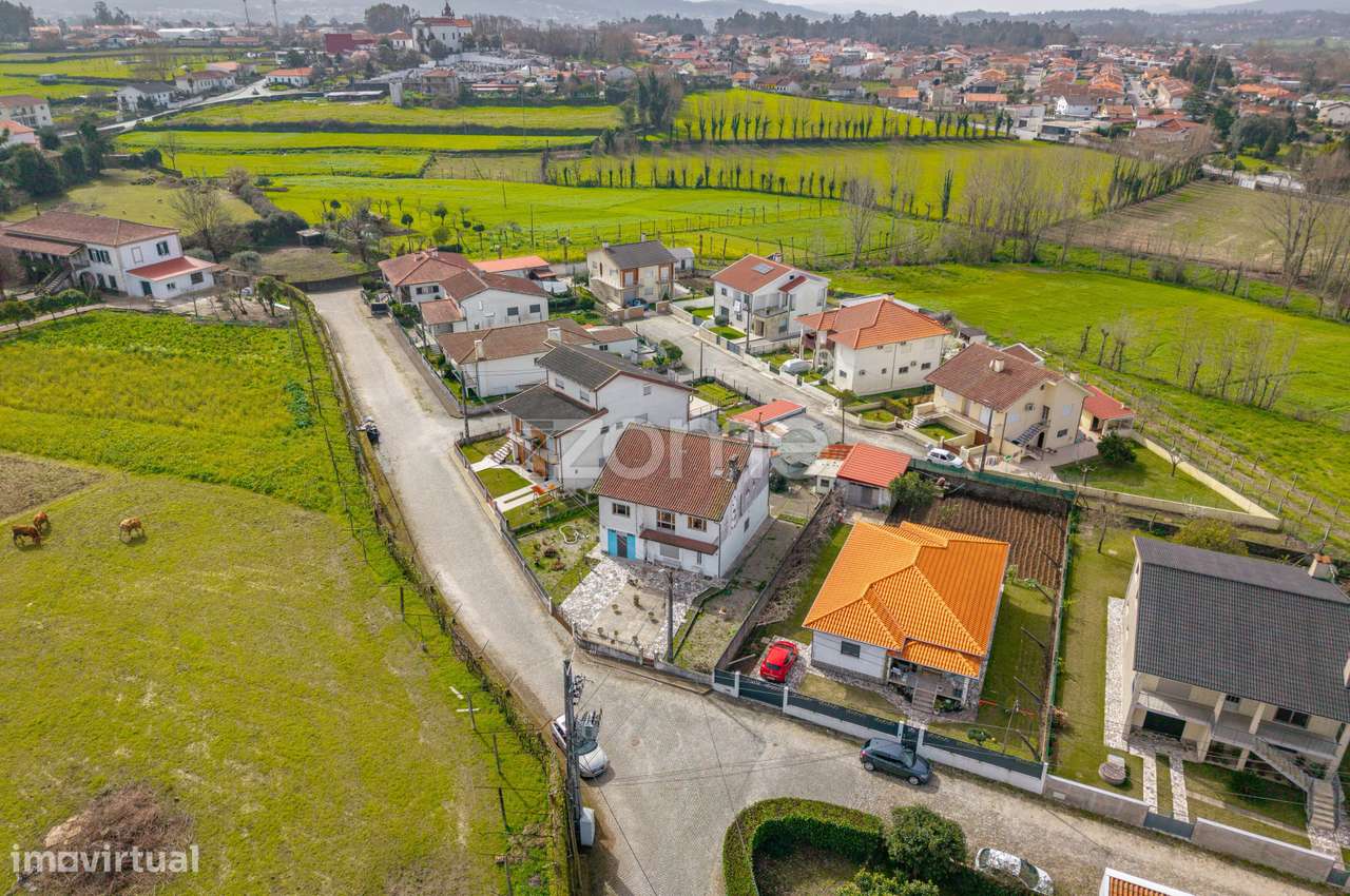 MORADIA T5 ESPAÇOSA COM GRANDE POTENCIAL A 10 MIN DE BRAGA - Grande imagem: 3/60