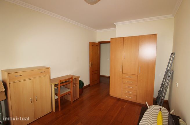 Apartamento com 4 assoalhadas situado no centro de Mem Martins-9