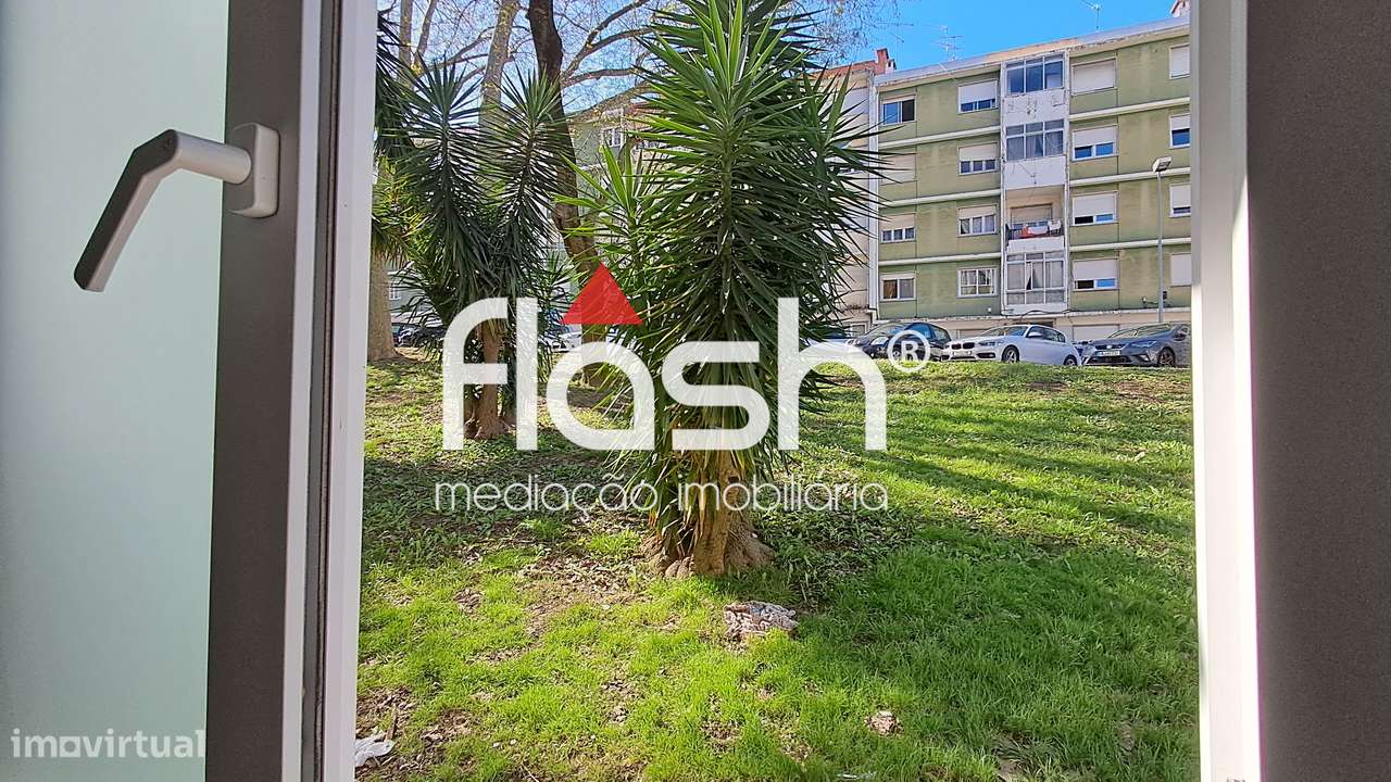 Apartamento T2 Remodelado em Benfica-24