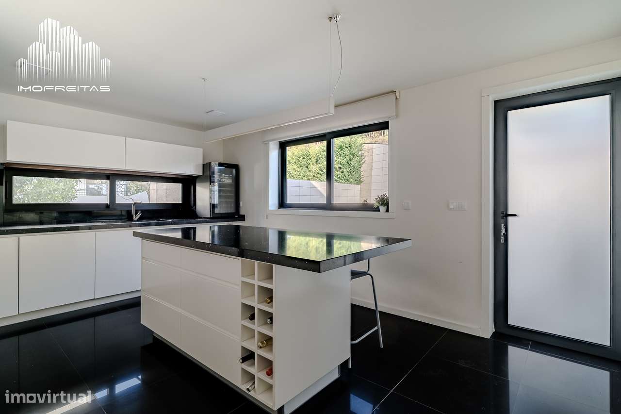 Moradia T4 de Luxo com Piscina numa das Melhores Zonas de Braga!-14