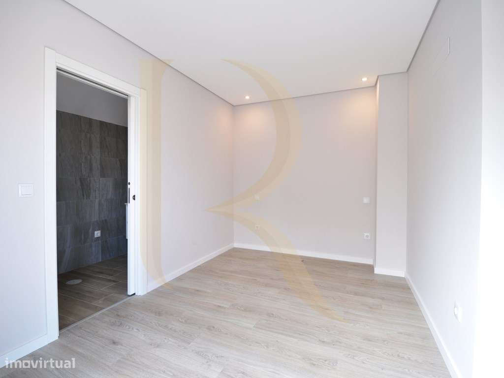 Moradia geminada nova T3 com garagem e terraço na Quinta do Conde-21