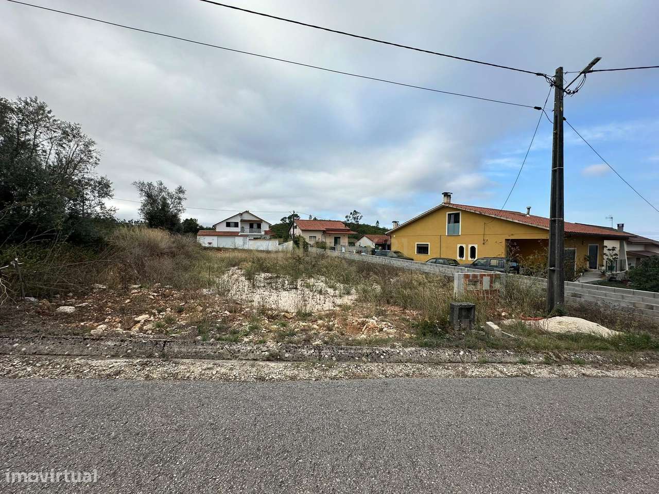 Terreno Urbano de 592 m² | Projeto Aprovado | Redinha, Pombal-0