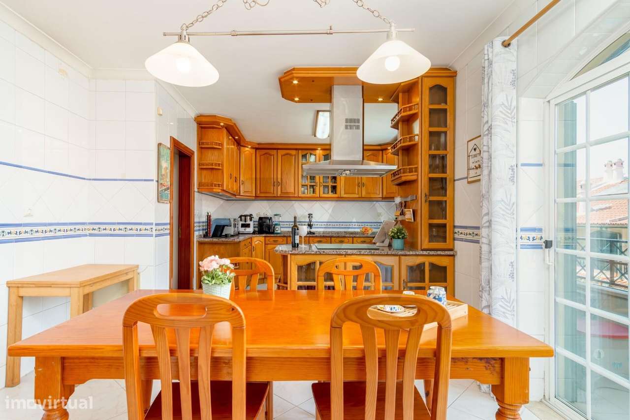Moradia em Banda T4+1 com Jardim, Garagem e Sótão-23