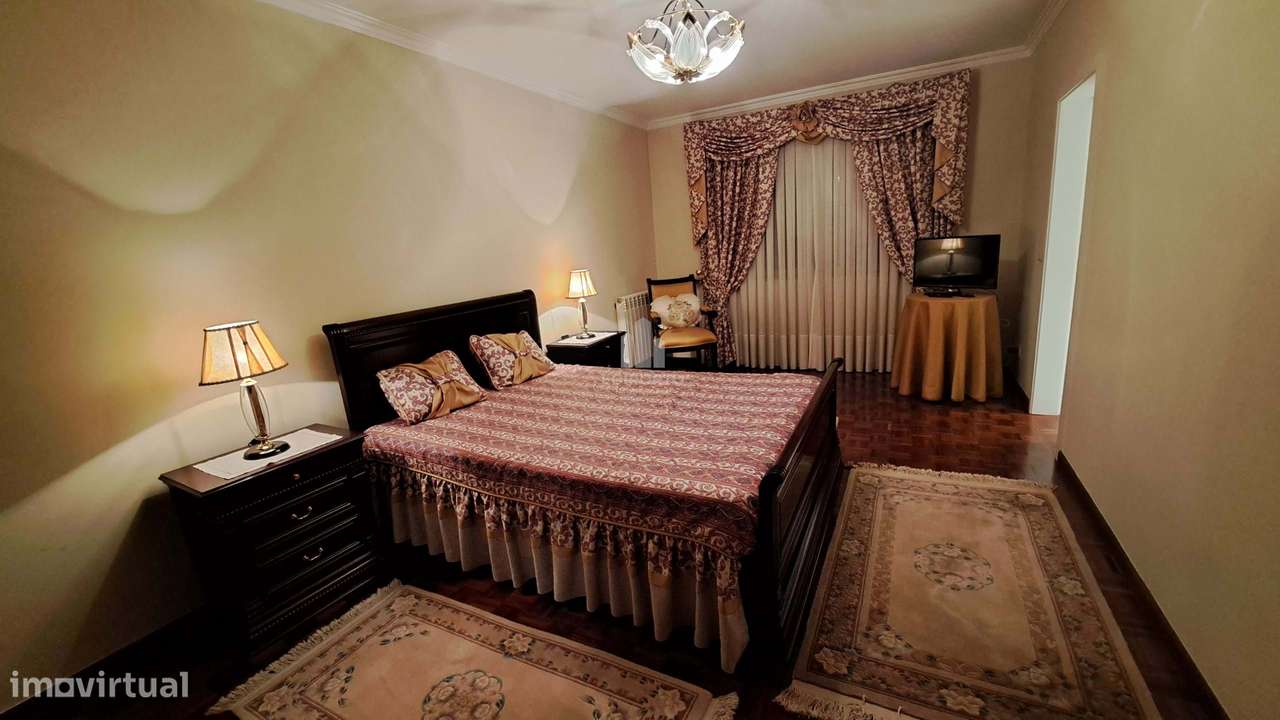 Moradia T6 Exclusiva com terreno de cerca 4.000 m² e Piscina Privada e-26