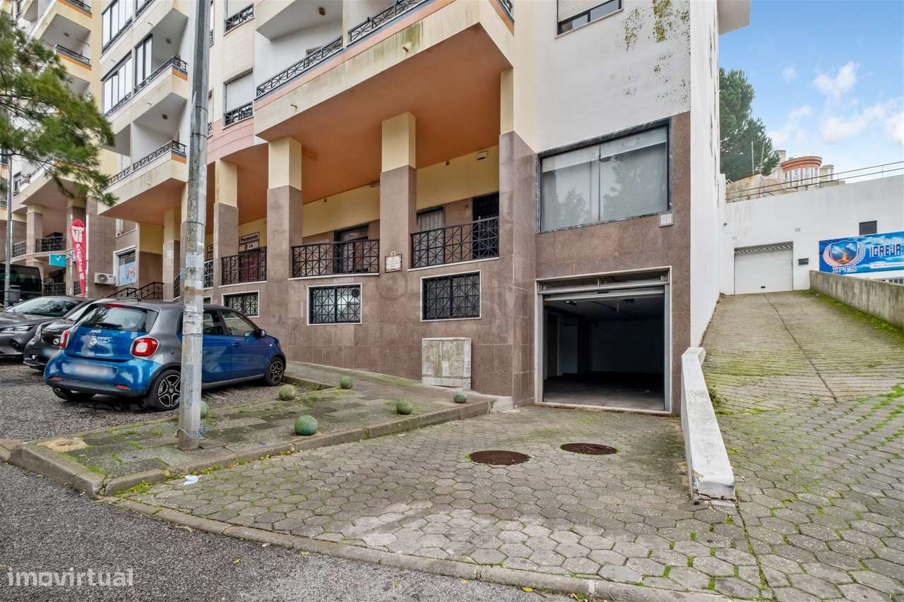 Armazém/Estacionamento Fechado – 155 m² – Tapada das Mercês-23