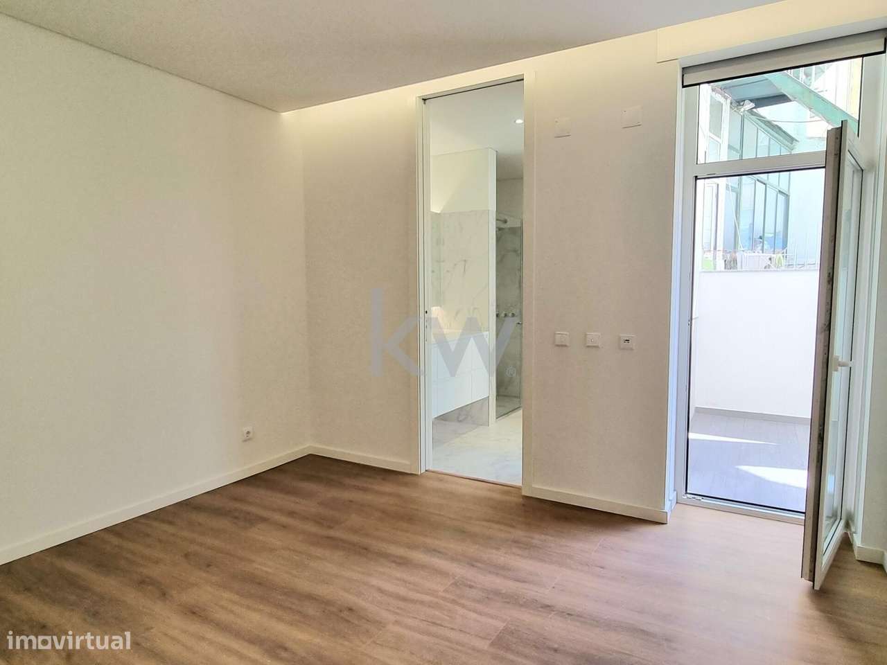 Apartamento T2, com terraço e garagem na praça do Chile-7