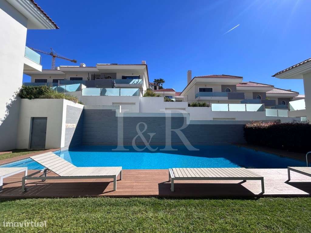 Moradia T3 renovada em condomínio com piscina no Estoril-54