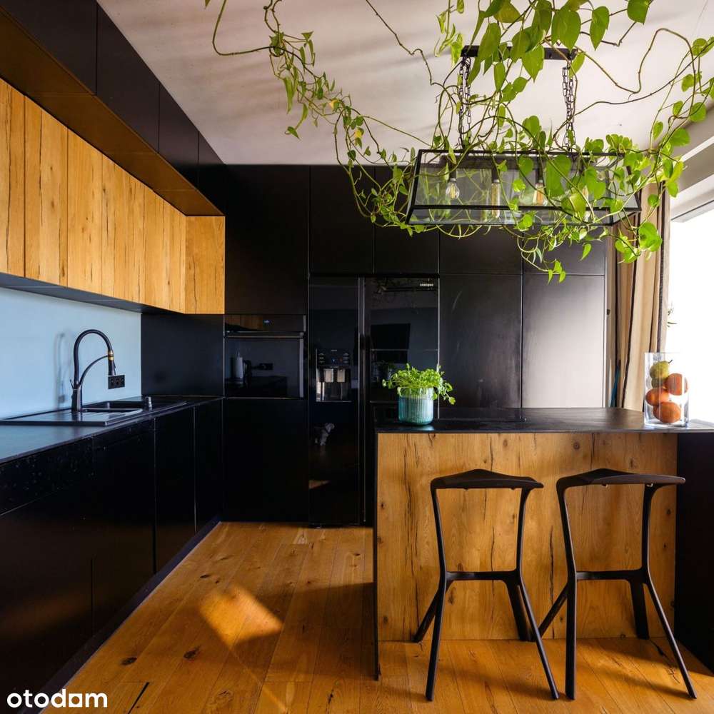 Dwupoziomowe mieszkanie + dwa miejsca postojowe.