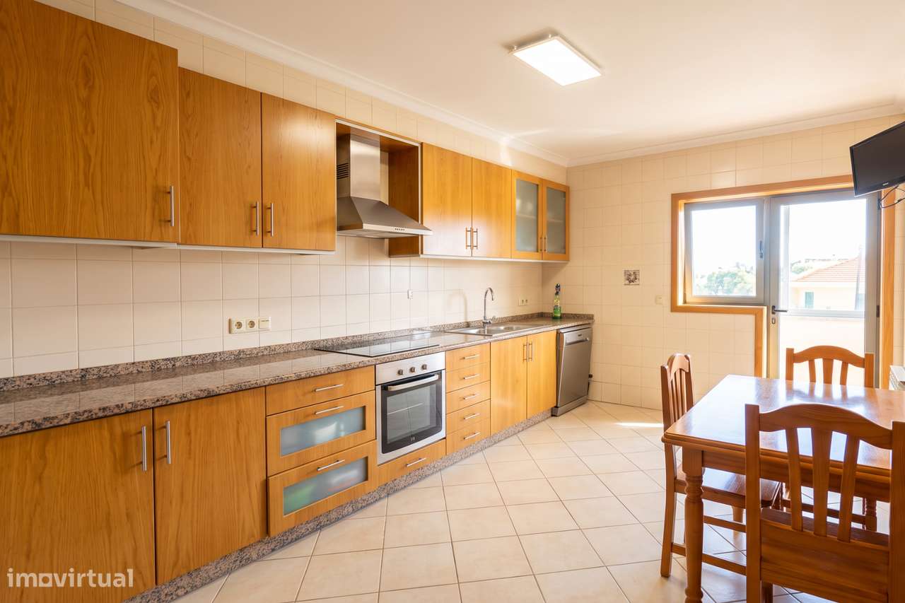 Apartamento T3 com Suíte, Elevador e Garagem em Oliveira do Bairro-0