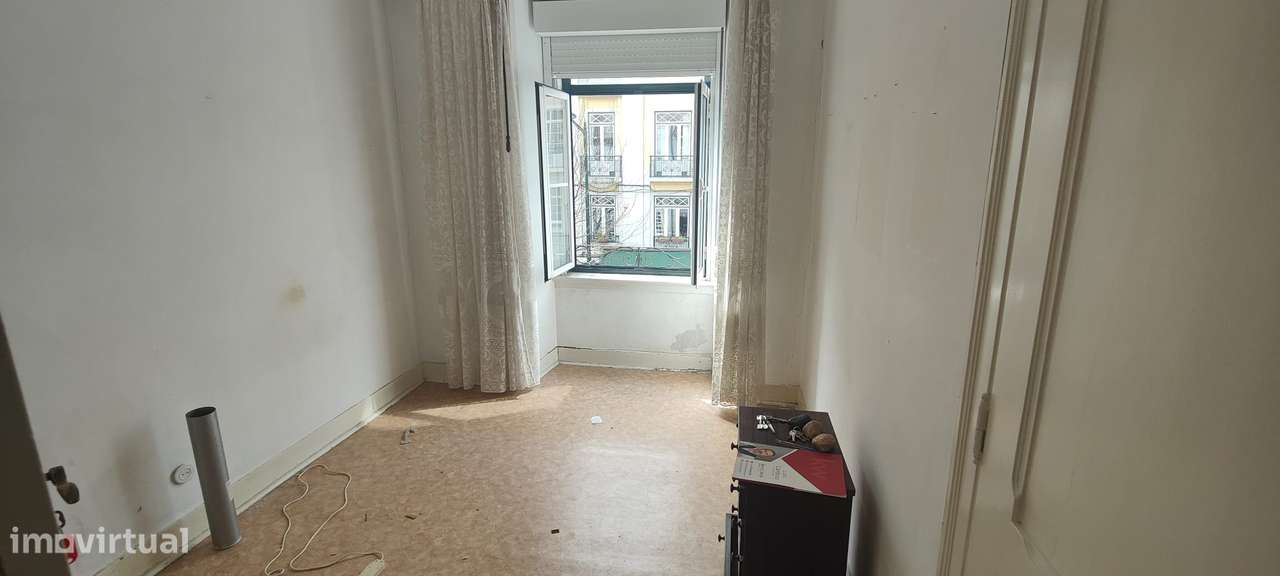 Apartamento T3 com varanda em Avenidas Novas, para remodelação total.-35
