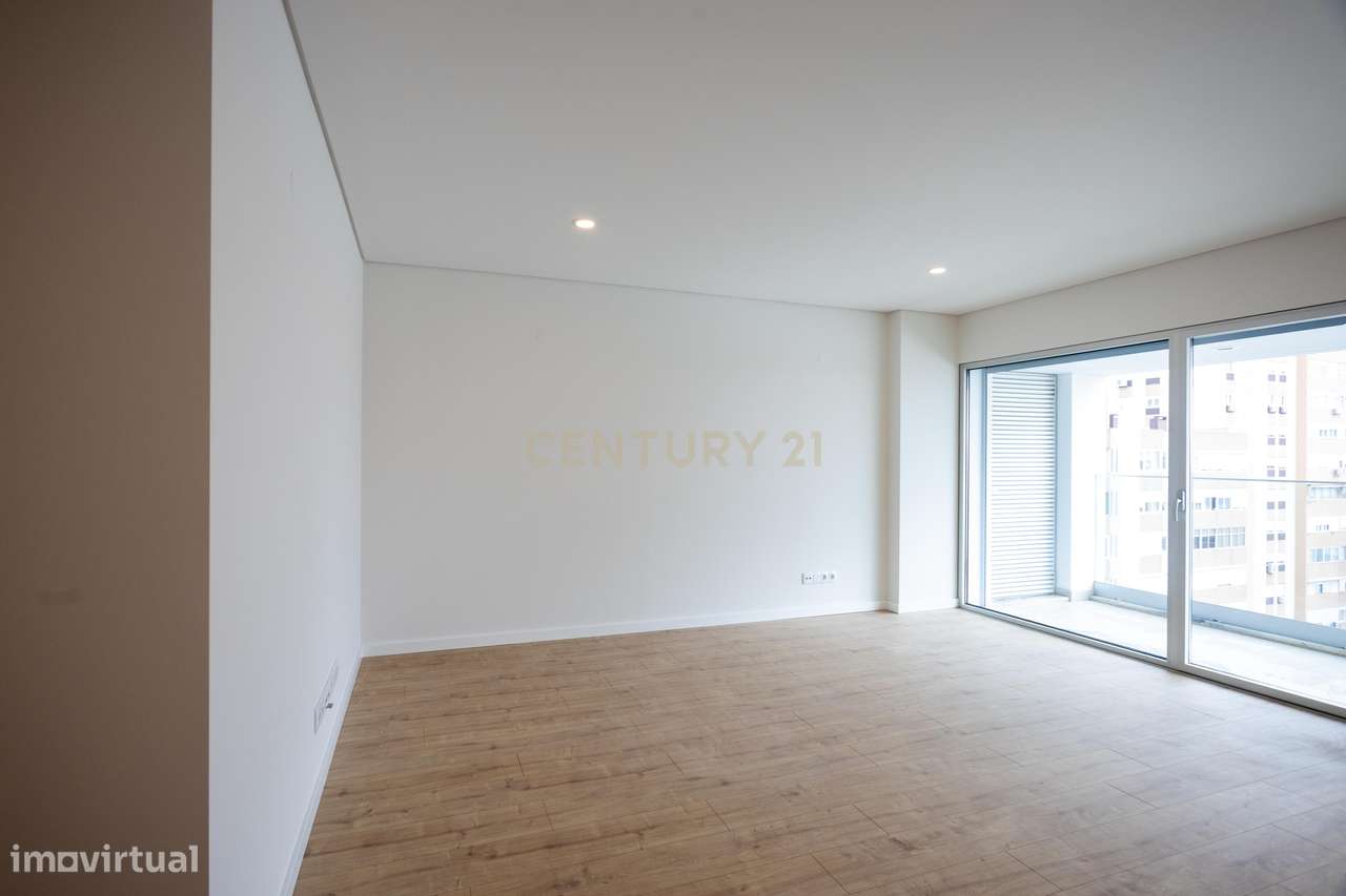 Apartamento T2A com estacionamento e piscina - Areeiro - Grande imagem: 4/17